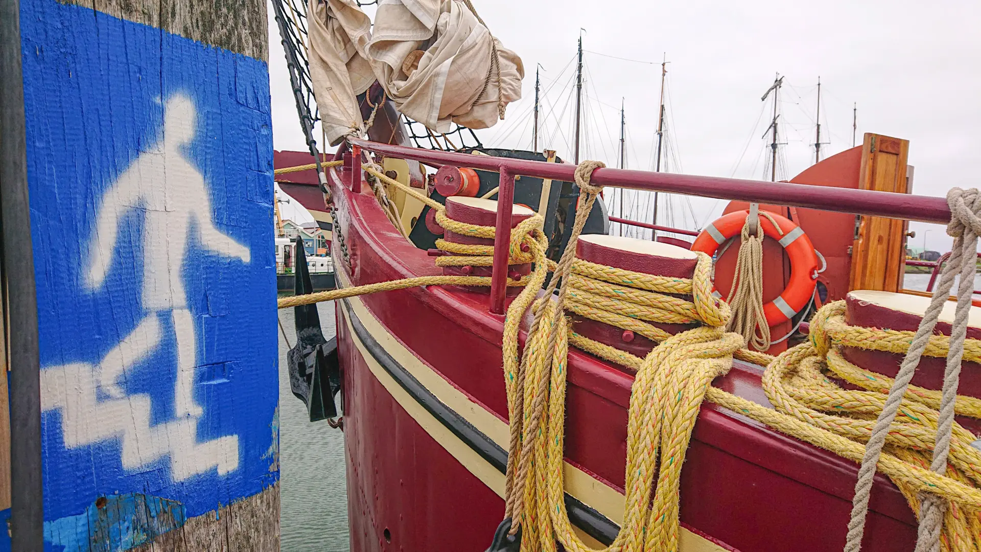 Mann geht auf ein Schiff